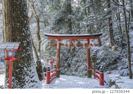 冬の貴船神社　奥宮参道の入り口に架かる橋「思ひ川橋」 127830344