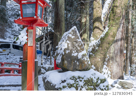 冬の貴船神社　奥宮参道の入り口に架かる橋「思ひ川橋」 127830345