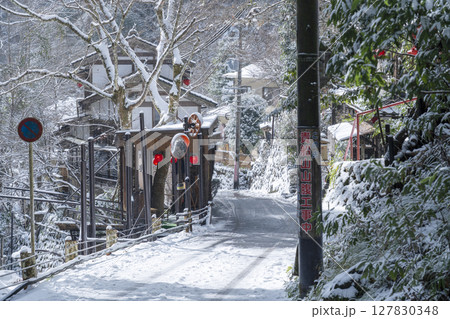 京の奥座敷　雪景色の貴船 127830348