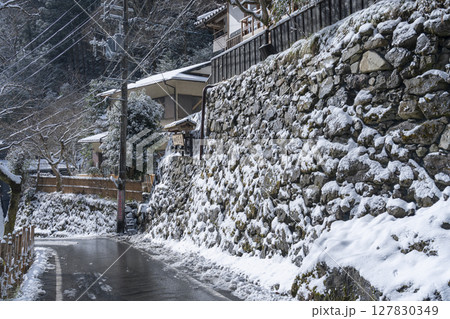 京の奥座敷　雪景色の貴船 127830349