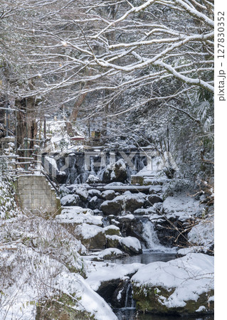 京の奥座敷　雪景色の貴船川 127830352