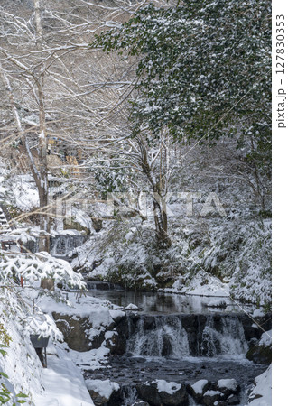 京の奥座敷 雪景色の貴船川 京の奥座敷 雪景色の貴船川 127830353