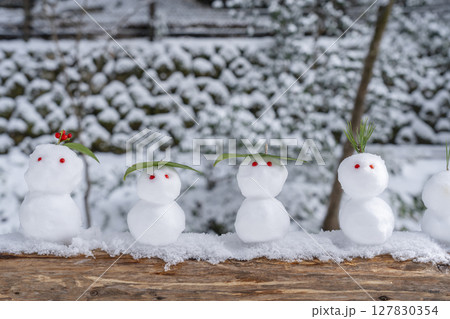 京の奥座敷 雪景色の貴船 雪だるま 京の奥座敷 雪景色の貴船 雪だるま 127830354