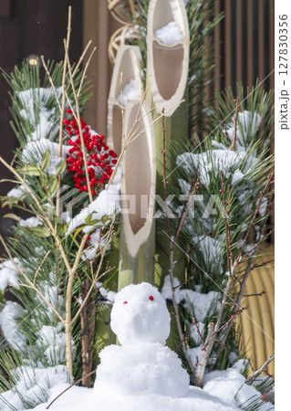 京の奥座敷 雪景色の貴船 雪だるま 京の奥座敷 雪景色の貴船 雪だるま 127830356