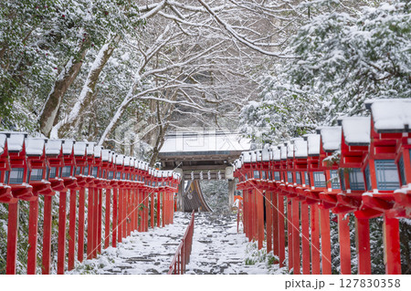 冬の京都 貴船神社 春日灯籠が並ぶ美しい参道 冬の京都 貴船神社 春日灯籠が並ぶ美しい参道 127830358