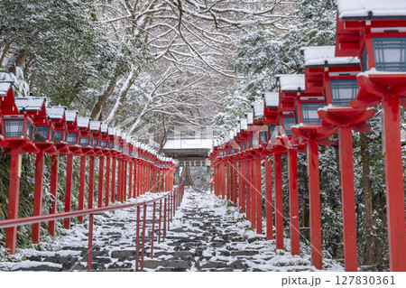 冬の京都　貴船神社　春日灯籠が並ぶ美しい参道 127830361
