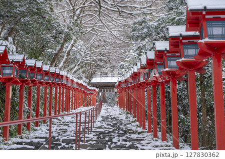 冬の京都　貴船神社　春日灯籠が並ぶ美しい参道 127830362