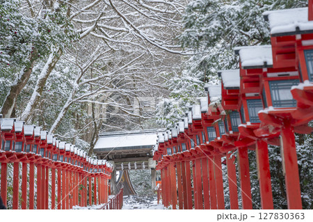 冬の京都　貴船神社　春日灯籠が並ぶ美しい参道 127830363