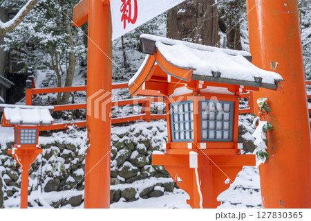 冬の京都　貴船神社　春日灯籠が並ぶ美しい参道 127830365