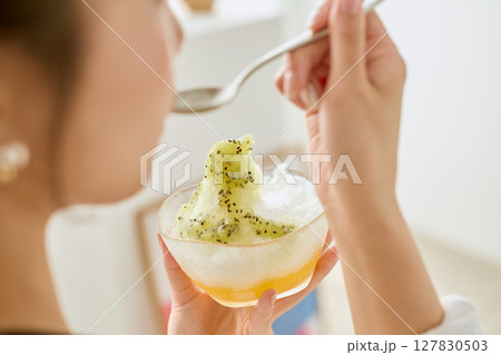 かき氷を食べて夏を楽しむ笑顔の若い女性のライフスタイル かき氷を食べて夏を楽しむ笑顔の若い女性のライフスタイル 127830503