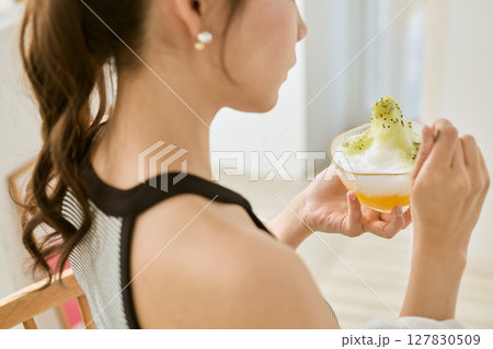 かき氷を食べて夏を楽しむ笑顔の若い女性のライフスタイル かき氷を食べて夏を楽しむ笑顔の若い女性のライフスタイル 127830509