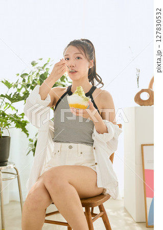 部屋ででレモネードを飲む夏の爽やかな若い女性 127830532