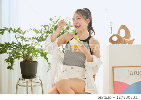 部屋ででレモネードを飲む夏の爽やかな若い女性 127830533