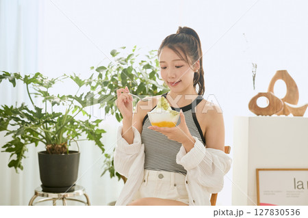 部屋ででレモネードを飲む夏の爽やかな若い女性 127830536