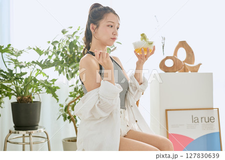 かき氷を食べて夏を楽しむ笑顔の若い女性のライフスタイル 127830639