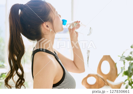 部屋ででラムネを楽しむ夏の爽やかな若い女性の笑顔 部屋ででラムネを楽しむ夏の爽やかな若い女性の笑顔 127830661