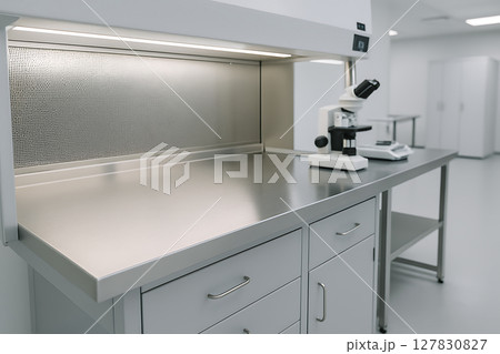 ステンレス製の実験台と顕微鏡のあるクリーン環境 ステンレス製の実験台と顕微鏡のあるクリーン環境 127830827