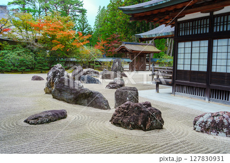 高野山　秋の金剛峯寺の蟠龍庭 127830931