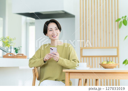 自宅でスマホを使うミドルの主婦 127831019