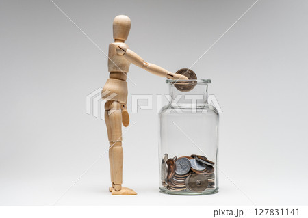 瓶にお金を入れるデッサン人形 127831141