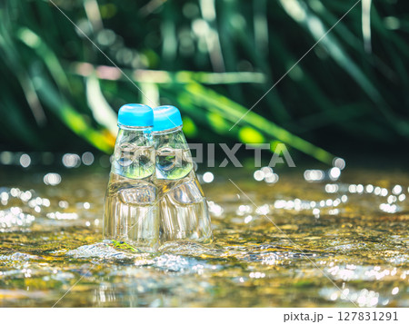 冷たい川の水で冷やす2本の瓶ラムネ 夏休み 冷たい川の水で冷やす2本の瓶ラムネ 夏休み 127831291