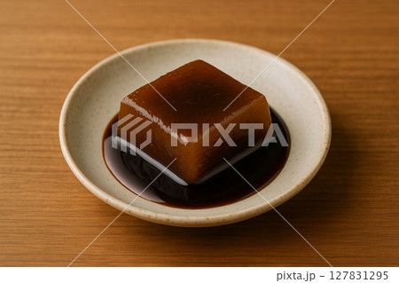 黒糖わらび餅と黒蜜の盛り付け 127831295