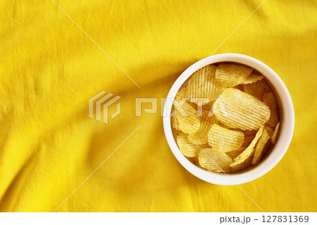 White bowl with potato chips 127831369