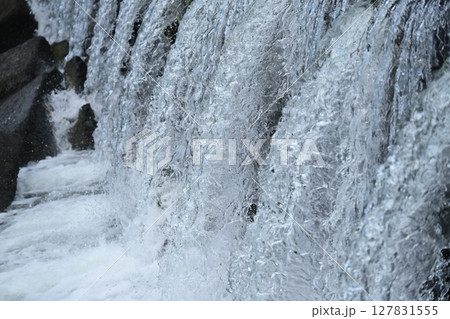河川の氾濫・増水　溢水　越水　A river overflows 127831555