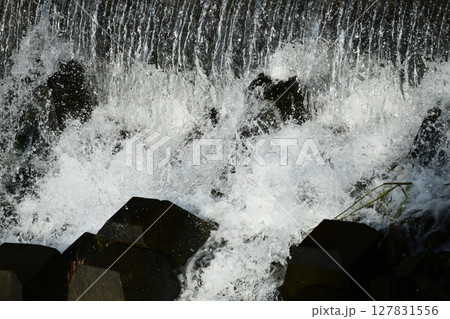 河川の氾濫・増水　溢水　越水　A river overflows 127831556