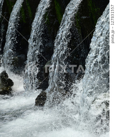 河川の氾濫・増水　溢水　越水　A river overflows 127831557