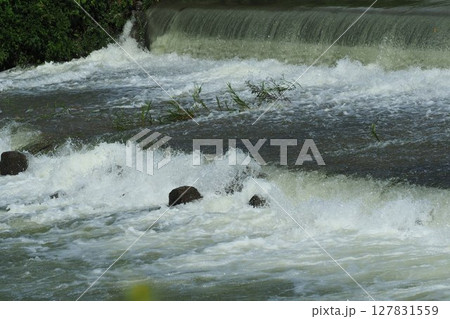 河川の氾濫・増水　溢水　越水　A river overflows 127831559