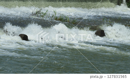 河川の氾濫・増水　溢水　越水　A river overflows 127831565