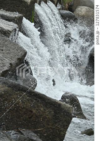 河川の氾濫・増水 溢水 越水 A river overflows 河川の氾濫・増水 溢水 越水 A river overflows 127831574