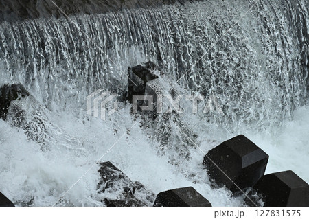 河川の氾濫・増水　溢水　越水　A river overflows 127831575