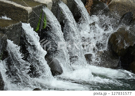 河川の氾濫・増水　溢水　越水　A river overflows 127831577