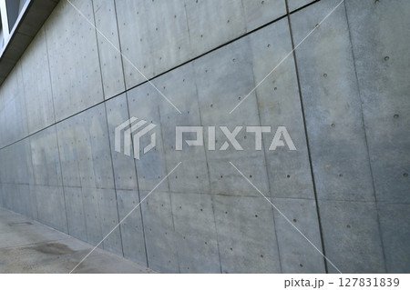コンクリート打ち放しの外壁 127831839