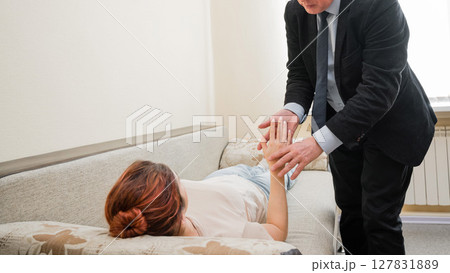 Elderly male hypnotherapist with a female patient. An alternative way to heal mental health Elderly male hypnotherapist with a female patient. An alternative way to heal mental health 127831889