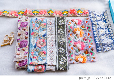 インド刺繍リボンとクリンプエンドパーツ インド刺繍リボンとクリンプエンドパーツ 127832542