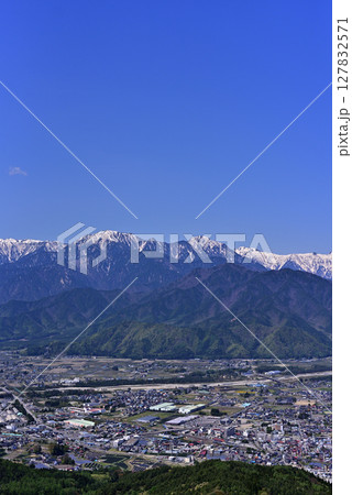 鷹狩山から見た大町市と北アルプスの山々 鷹狩山から見た大町市と北アルプスの山々 127832571