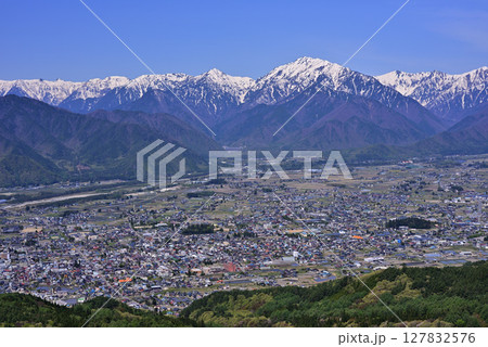 鷹狩山から見た大町市と北アルプスの山々 127832576