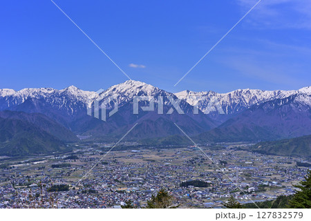 鷹狩山から見た大町市と北アルプスの山々 鷹狩山から見た大町市と北アルプスの山々 127832579