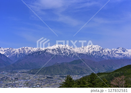 鷹狩山から見た大町市と北アルプスの山々 鷹狩山から見た大町市と北アルプスの山々 127832581