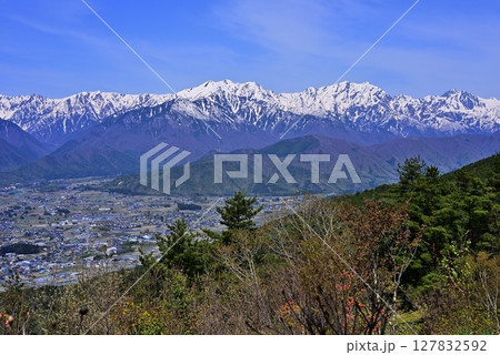 鷹狩山から見た大町市と北アルプスの山々 鷹狩山から見た大町市と北アルプスの山々 127832592