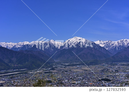 鷹狩山から見た大町市と北アルプスの山々 127832593