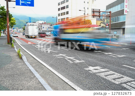 国道を走行する車 国道を走行する車 127832673