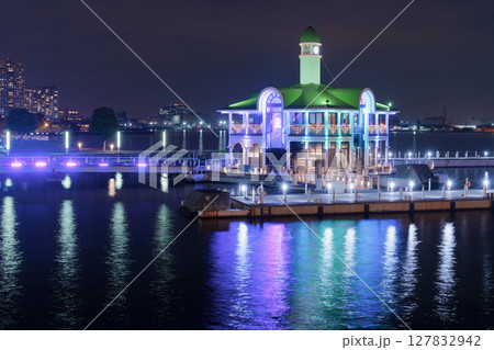 落ち着いた雰囲気の横浜港の夜景 横浜ぷかりさん橋 落ち着いた雰囲気の横浜港の夜景 横浜ぷかりさん橋 127832942