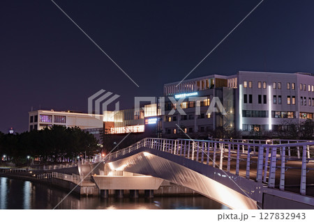 横浜港の海岸の夜景　女神橋 127832943