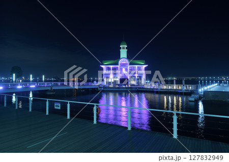 落ち着いた雰囲気の横浜港の夜景 横浜ぷかりさん橋 落ち着いた雰囲気の横浜港の夜景 横浜ぷかりさん橋 127832949