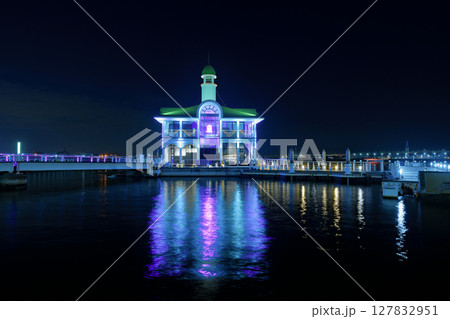 落ち着いた雰囲気の横浜港の夜景 横浜ぷかりさん橋 落ち着いた雰囲気の横浜港の夜景 横浜ぷかりさん橋 127832951