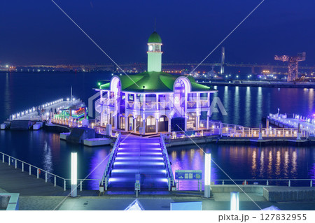落ち着いた雰囲気の横浜港の夜景　横浜ぷかりさん橋 127832955